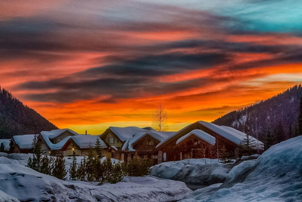 The Pinnacle Lodge Sun Peaks Extérieur photo